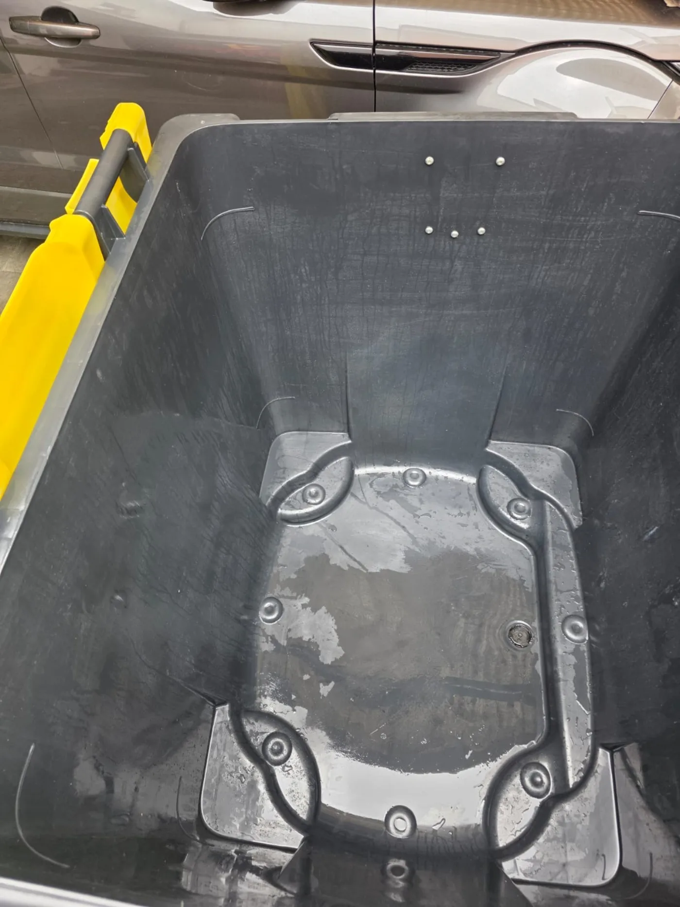 Sauberer 1100-Liter-Gewerbebehälter nach der Reinigung