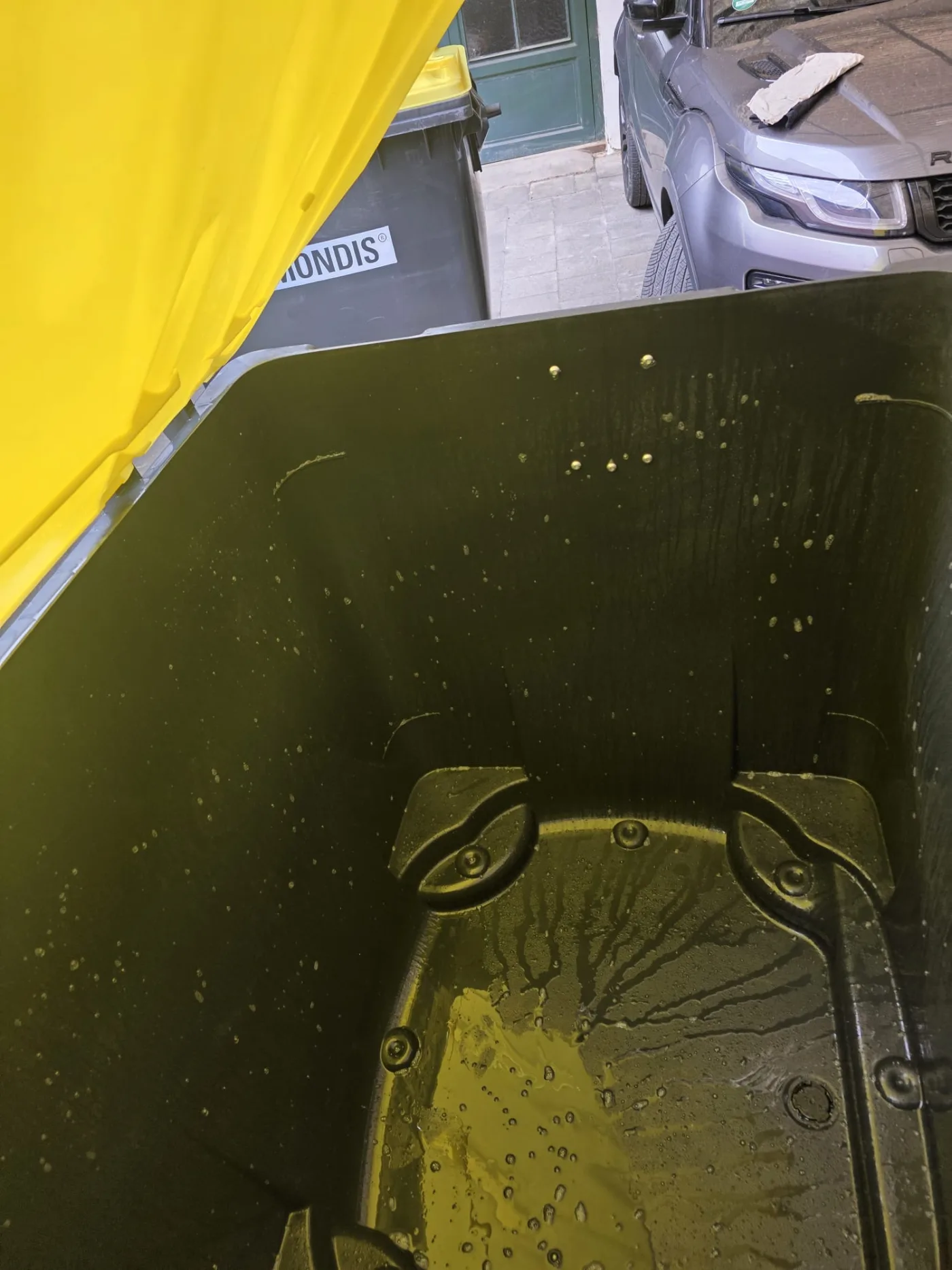 Großer Behälter mit gelbem Deckel nach der Reinigung