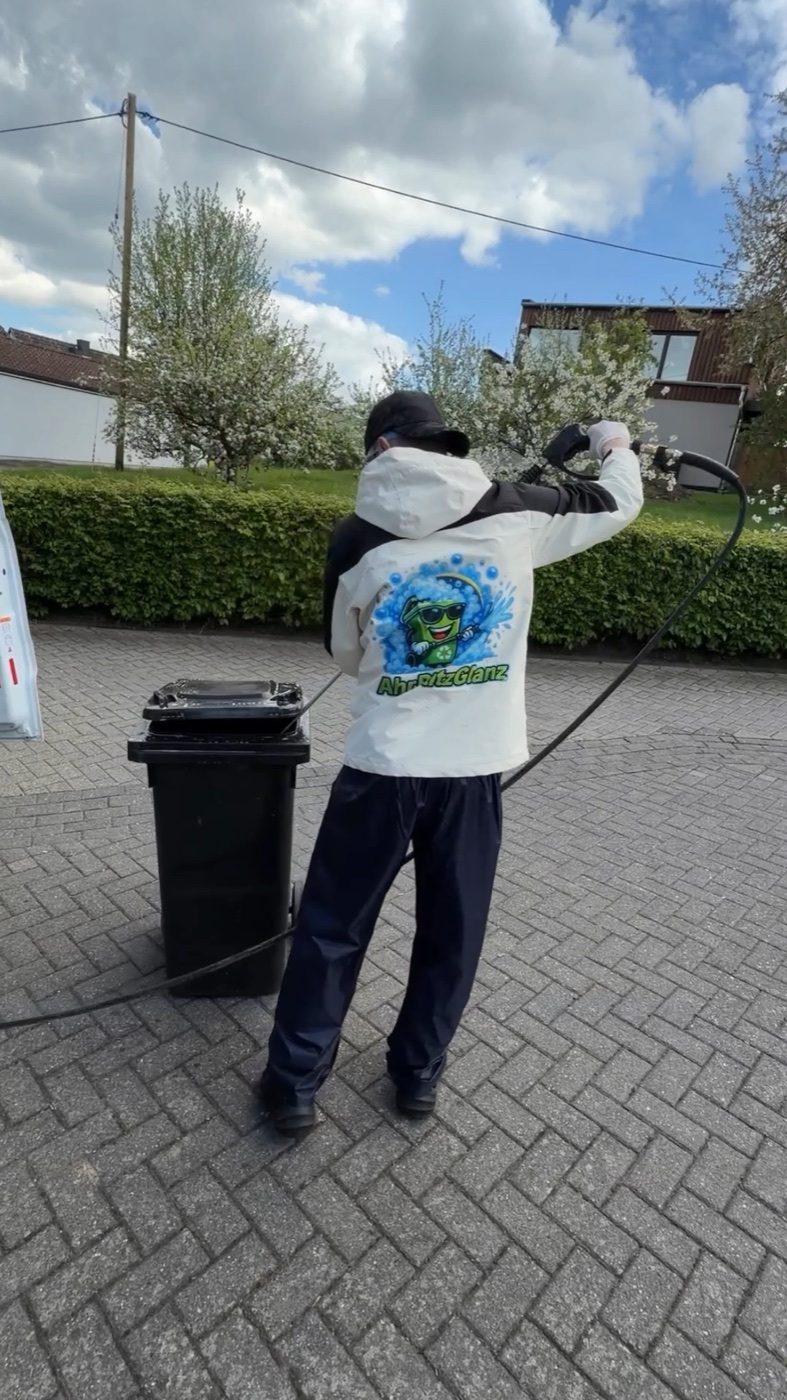 AhrBlitzGlanz Mitarbeiter von hinten bei der mobilen Mülltonnenreinigung