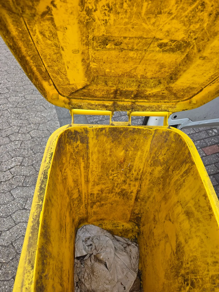 Verschmutzte Gelbe Tonne vor der Reinigung