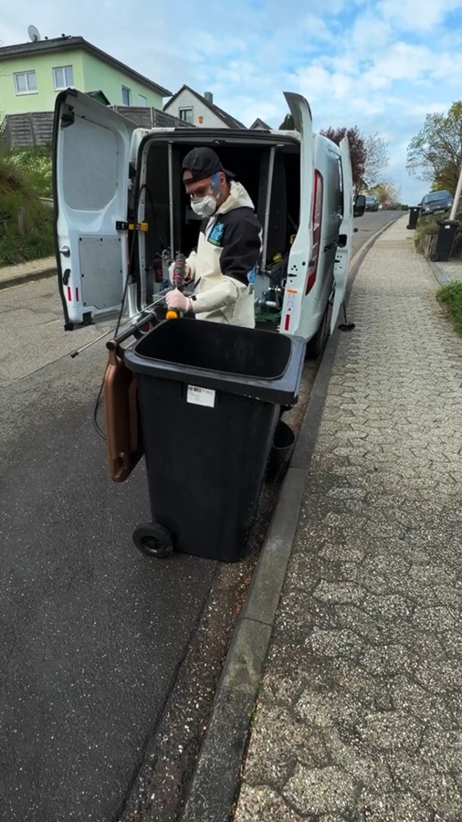 AhrBlitzGlanz Mitarbeiter bei der mobilen Mülltonnenreinigung