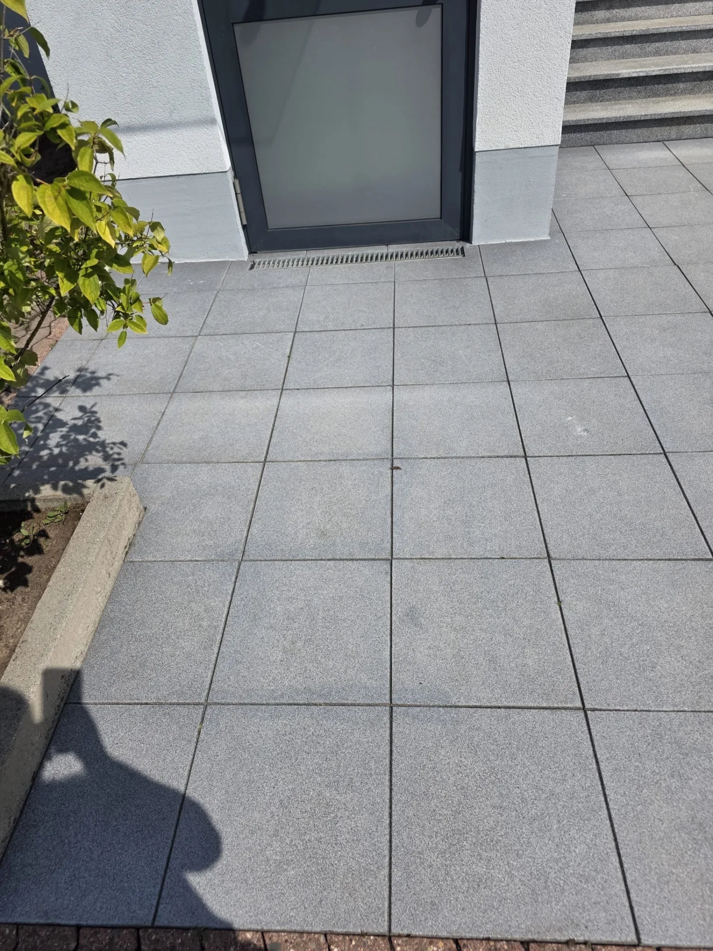 Detailaufnahme der gereinigten grauen Pflasterplatten