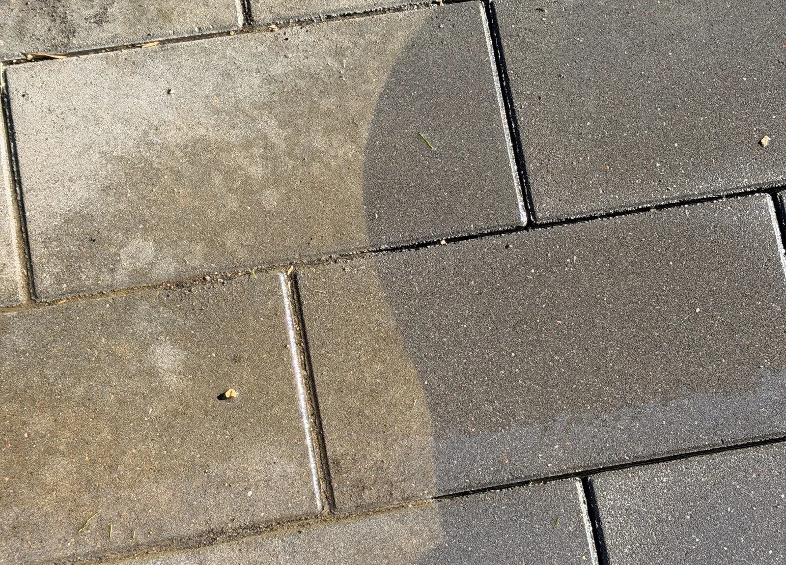 Gehweg- und Einfahrtsreinigung